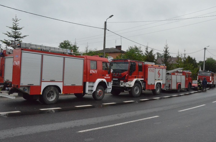 Żołnierze 10. ŚBOT umacniają wał w Zawichoście