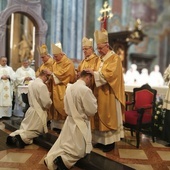 Swojego błogosławieństwa diakonom udzielili biskupi obecni na uroczystości.