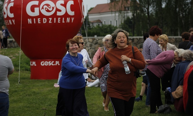 Podczas pikniku nie zabrakło tańca, zabawy i wspólnych rozmów.