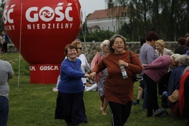 Podczas pikniku nie zabrakło tańca, zabawy i wspólnych rozmów.