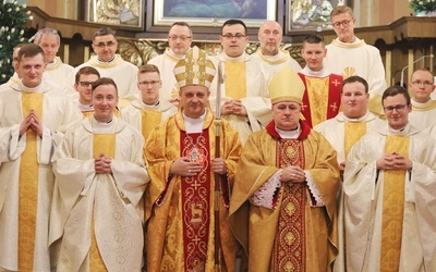 Neoprezbiterzy z bp. Romanem Pindlem, bp. Piotrem Gregerem, przełożonymi seminarium i księżmi proboszczami na wspólny zdjęciu w katedrze.