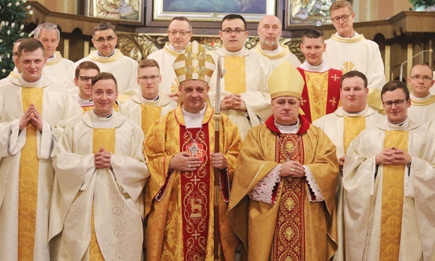 Neoprezbiterzy z bp. Romanem Pindlem, bp. Piotrem Gregerem, przełożonymi seminarium i księżmi proboszczami na wspólny zdjęciu w katedrze.