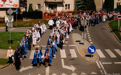 Panie, idąc, niosły figurę Matki Bożej Brzemiennej.