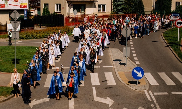 Panie, idąc, niosły figurę Matki Bożej Brzemiennej.