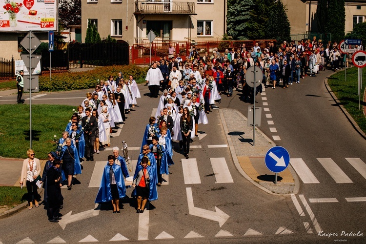 Panie, idąc, niosły figurę Matki Bożej Brzemiennej.