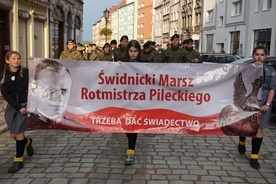 Hasłem marszu są słowa "Trzeba dać świadectwo".