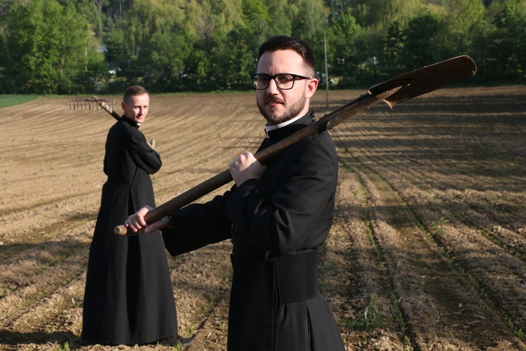 Siewcy Słowa - specjalna sesja zdjęciowa neoprezbiterów wrocławskich