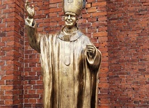 Barwice. Zniszczony pomnik papieża