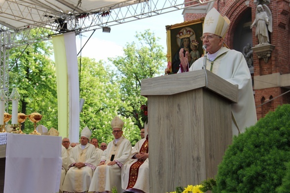 Abp Jędraszewski w Piekarach: Miłość do Matki-Kościoła i prawda o Jej dzieciach