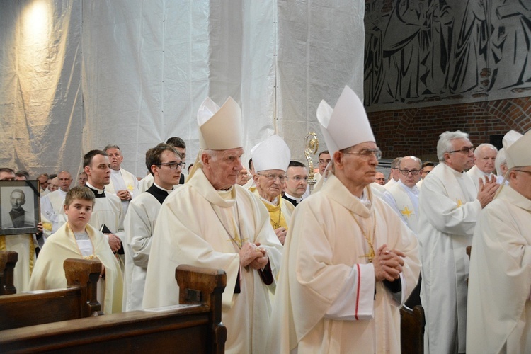 Opole. Przeniesienie do katedry ciała śp. biskupa Jana Bagińskiego