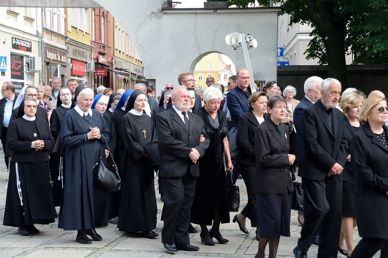 Opole. Przeniesienie do katedry ciała śp. biskupa Jana Bagińskiego