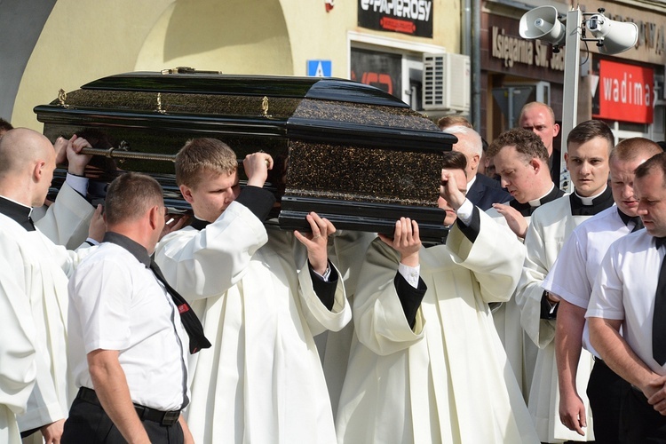 Opole. Przeniesienie do katedry ciała śp. biskupa Jana Bagińskiego