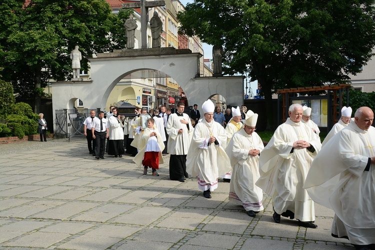 Opole. Przeniesienie do katedry ciała śp. biskupa Jana Bagińskiego