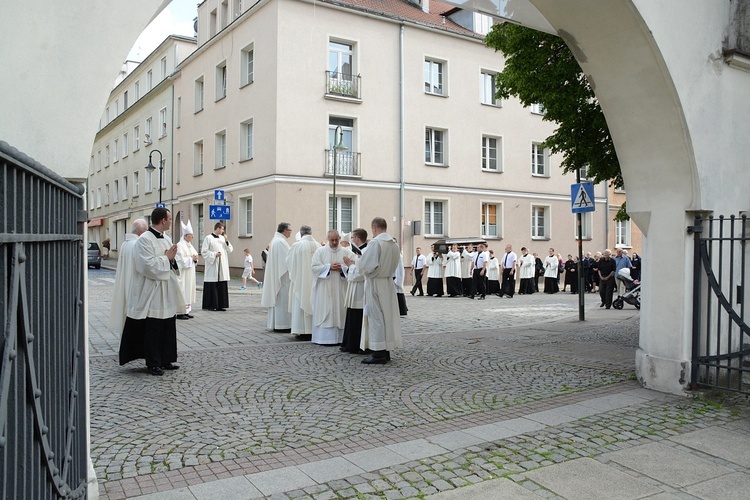 Opole. Przeniesienie do katedry ciała śp. biskupa Jana Bagińskiego