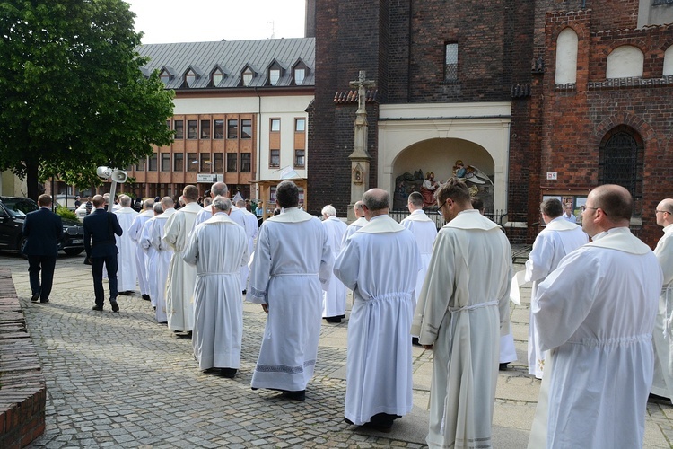 Opole. Przeniesienie do katedry ciała śp. biskupa Jana Bagińskiego