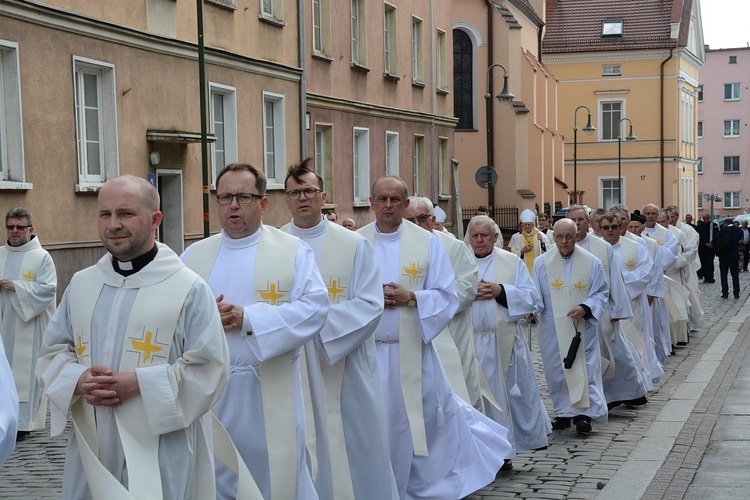 Opole. Przeniesienie do katedry ciała śp. biskupa Jana Bagińskiego