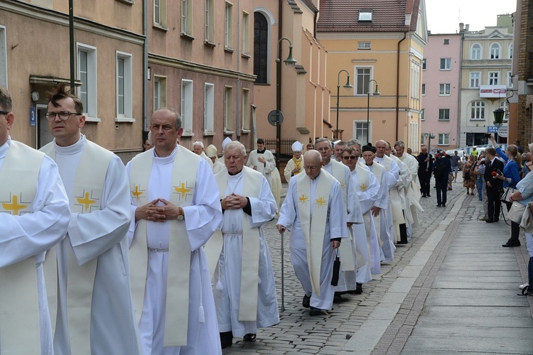 Opole. Przeniesienie do katedry ciała śp. biskupa Jana Bagińskiego