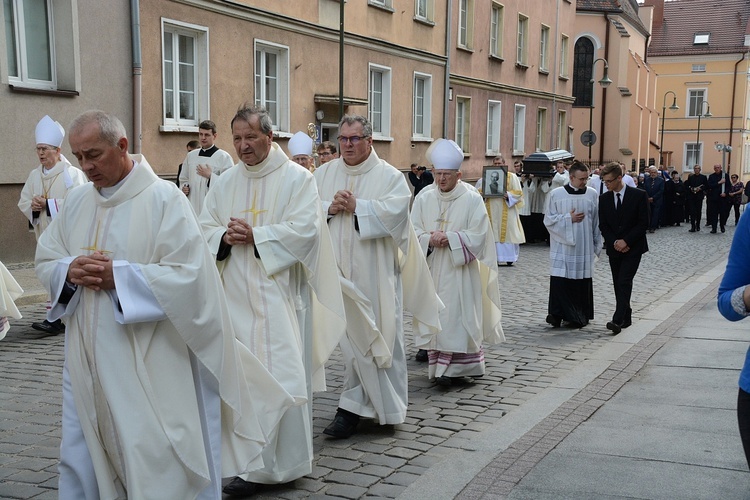 Opole. Przeniesienie do katedry ciała śp. biskupa Jana Bagińskiego