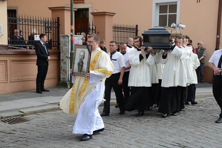 Opole. Przeniesienie do katedry ciała śp. biskupa Jana Bagińskiego