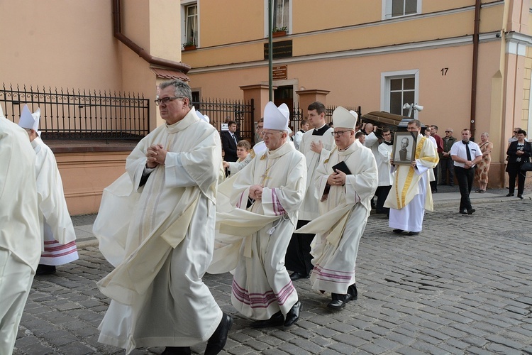 Opole. Przeniesienie do katedry ciała śp. biskupa Jana Bagińskiego