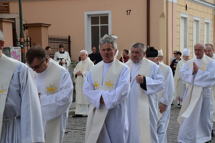 Opole. Przeniesienie do katedry ciała śp. biskupa Jana Bagińskiego