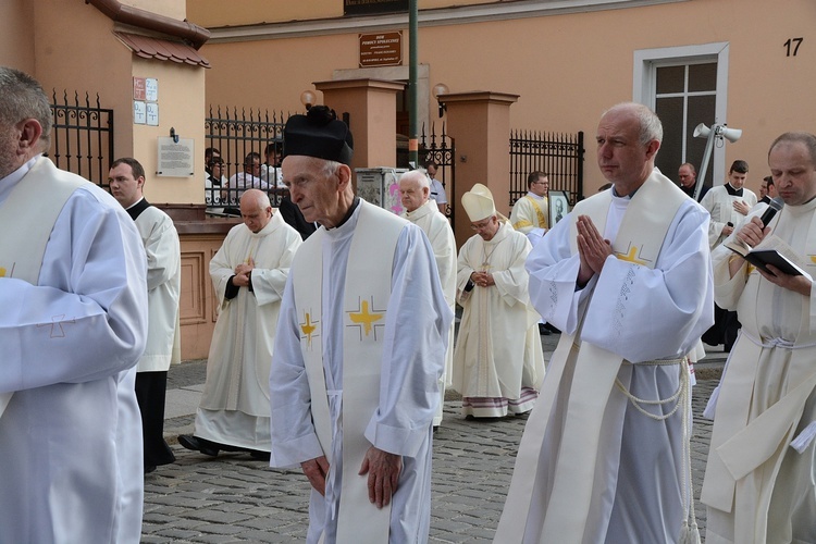 Opole. Przeniesienie do katedry ciała śp. biskupa Jana Bagińskiego