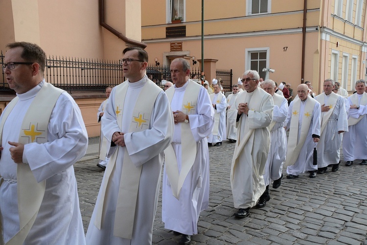 Opole. Przeniesienie do katedry ciała śp. biskupa Jana Bagińskiego