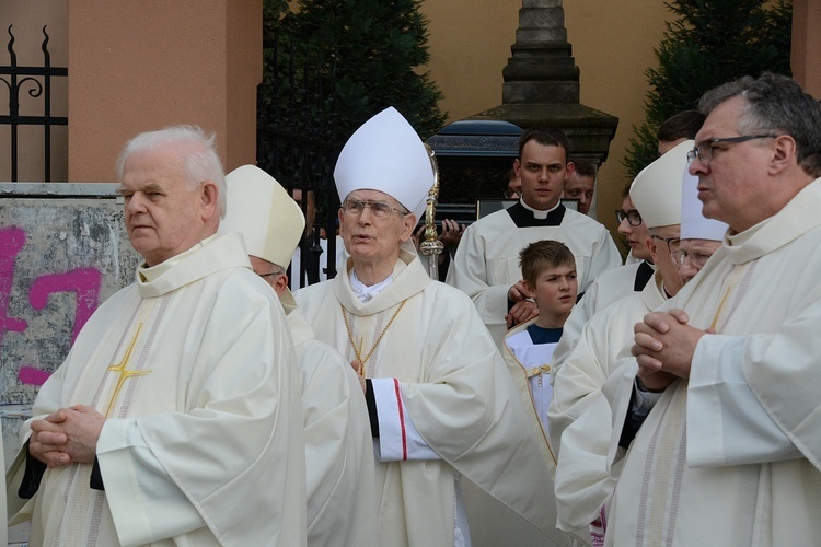 Opole. Przeniesienie do katedry ciała śp. biskupa Jana Bagińskiego