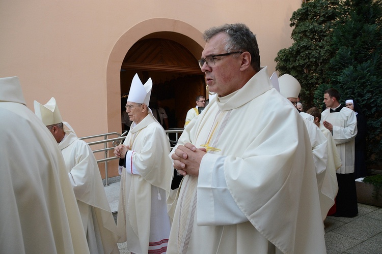 Opole. Przeniesienie do katedry ciała śp. biskupa Jana Bagińskiego