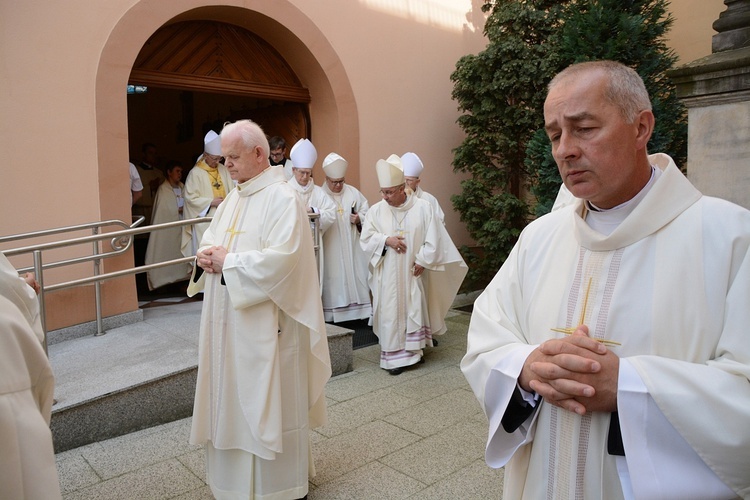 Opole. Przeniesienie do katedry ciała śp. biskupa Jana Bagińskiego