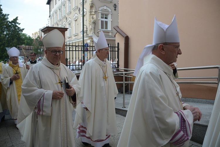 Opole. Przeniesienie do katedry ciała śp. biskupa Jana Bagińskiego