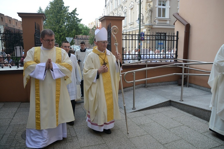 Opole. Przeniesienie do katedry ciała śp. biskupa Jana Bagińskiego