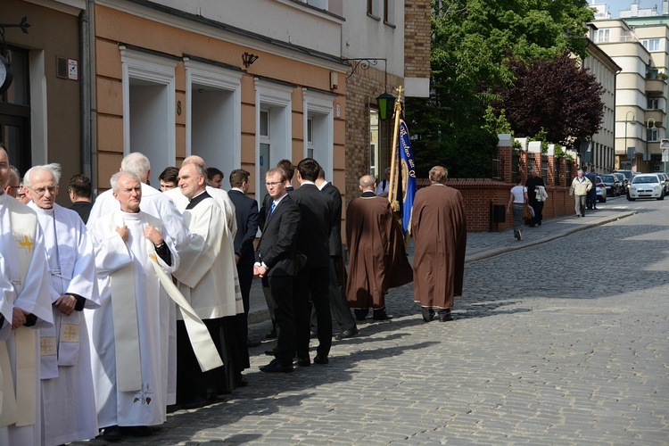 Opole. Przeniesienie do katedry ciała śp. biskupa Jana Bagińskiego