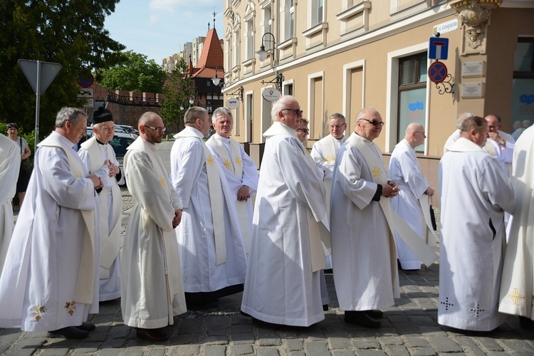 Opole. Przeniesienie do katedry ciała śp. biskupa Jana Bagińskiego