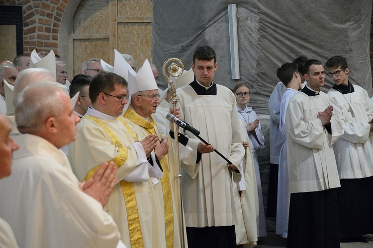 Opole. Msza św. za zmarłego biskupa Jana Bagińskiego