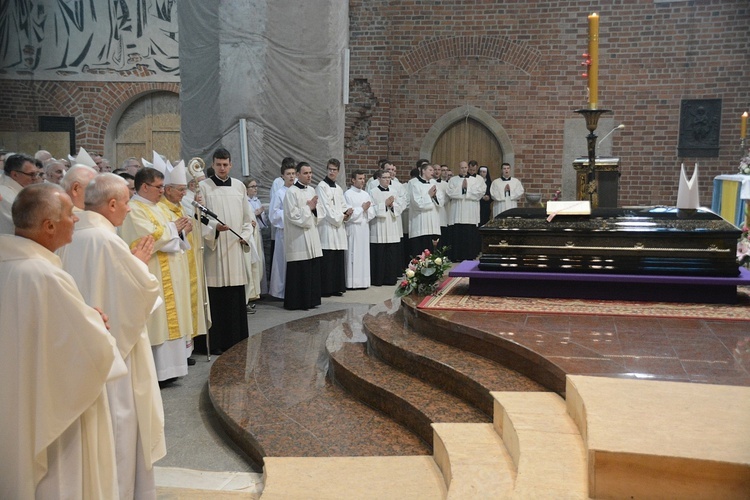 Opole. Msza św. za zmarłego biskupa Jana Bagińskiego