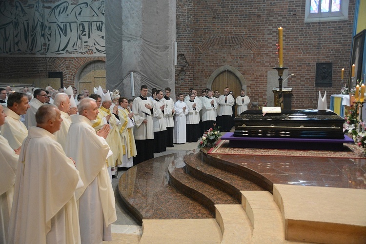 Opole. Msza św. za zmarłego biskupa Jana Bagińskiego