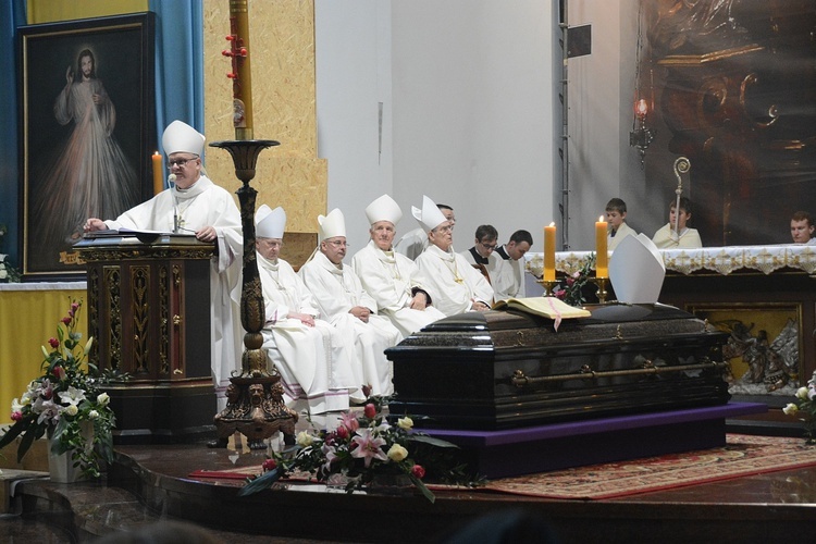 Opole. Msza św. za zmarłego biskupa Jana Bagińskiego