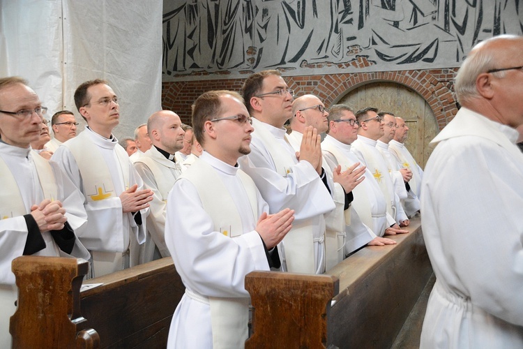 Opole. Msza św. za zmarłego biskupa Jana Bagińskiego