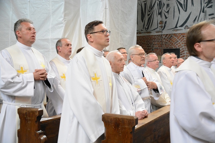 Opole. Msza św. za zmarłego biskupa Jana Bagińskiego