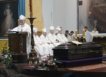 Rozpoczęły się uroczystości pogrzebowe śp. biskupa Jana Bagińskiego