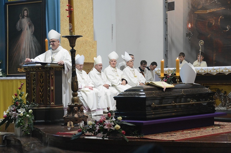 Opole. Przeniesienie do katedry ciała śp. biskupa Jana Bagińskiego