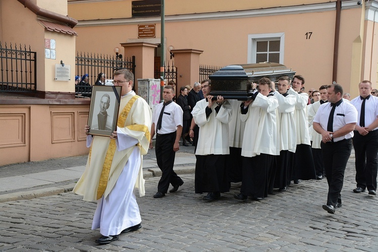 Rozpoczęły się uroczystości pogrzebowe śp. biskupa Jana Bagińskiego