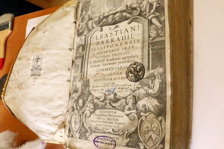 Konserwacja starodruków z biblioteki franciszkanów w Krakowie