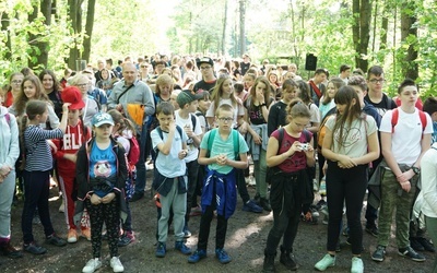Młodzi pielgrzymi rozpoczęli wędrówkę przy ul. Piasta w Wałbrzychu.