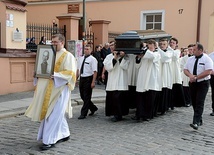 ▲	Trumnę z ciałem bp. Jana Bagińskiego nieśli diakoni.