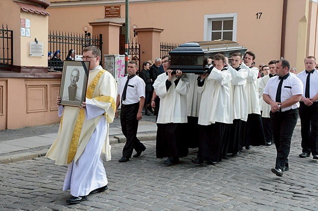 ▲	Trumnę z ciałem bp. Jana Bagińskiego nieśli diakoni.