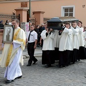 ▲	Trumnę z ciałem bp. Jana Bagińskiego nieśli diakoni.