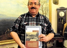 ▲	Autor z publikacją podczas spotkania autorskiego w Kędzierzynie-Koźlu.