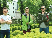 Kościół jest dla młodzieży − przekonują „Bebe” (od lewej), Mateusz i „Dudi”.